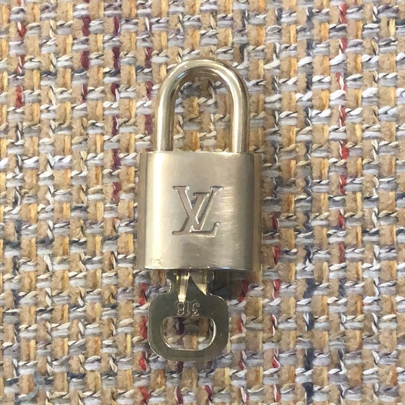 LV Louis Vuitton Padlock Lock & Key 318 - Picture 5 of 8